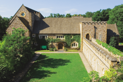 13日に天皇ご一家が訪問されたステンドグラス美術館（公式HPより）