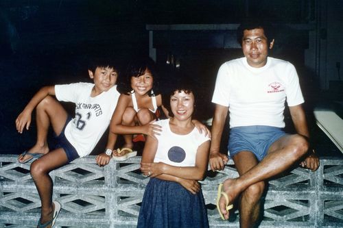 父、母、兄、アンナさん（9）の家族写真（撮影＝加納典明）