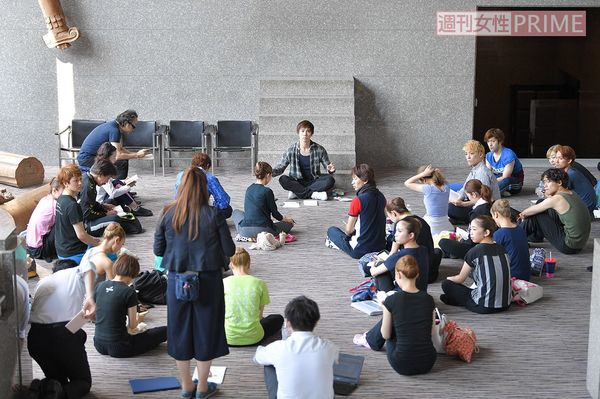 【4】15:40ミーティング開始。1回公演のため、終演後の撤収作業の段取りも確認。次回の公演地・前橋への交通アクセスの説明なども行われた　撮影／渡邊智裕