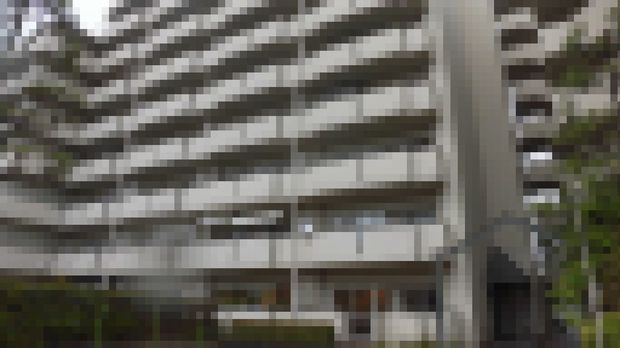 家族が以前住んでいた部屋で父親は娘と無理心中を図った