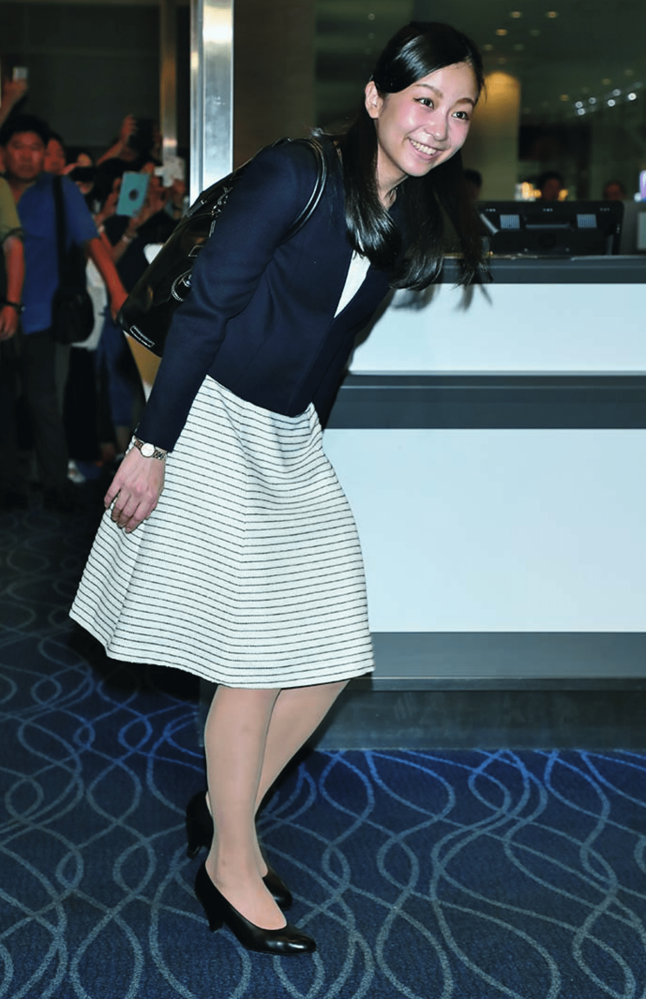 カジュアルな印象のボーダー柄もブラックのジャケットや小物でフォーマルな雰囲気に。イギリス留学ご出発（2017年9月12日）写真／JMPA