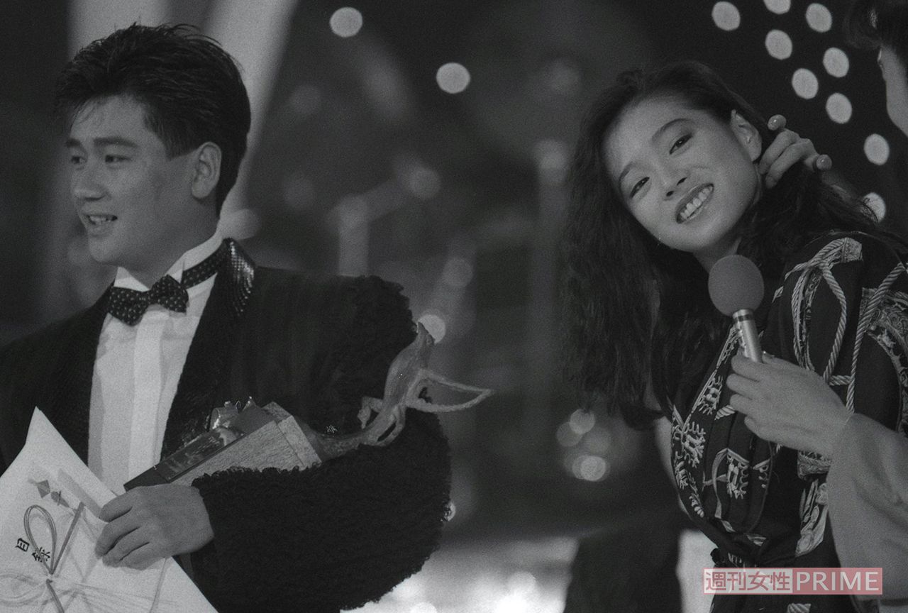 近藤真彦と中森明菜、第13回『日本テレビ音楽祭』でのツーショット。明菜はよくこのセクシーな髪のかきあげ方をしていた