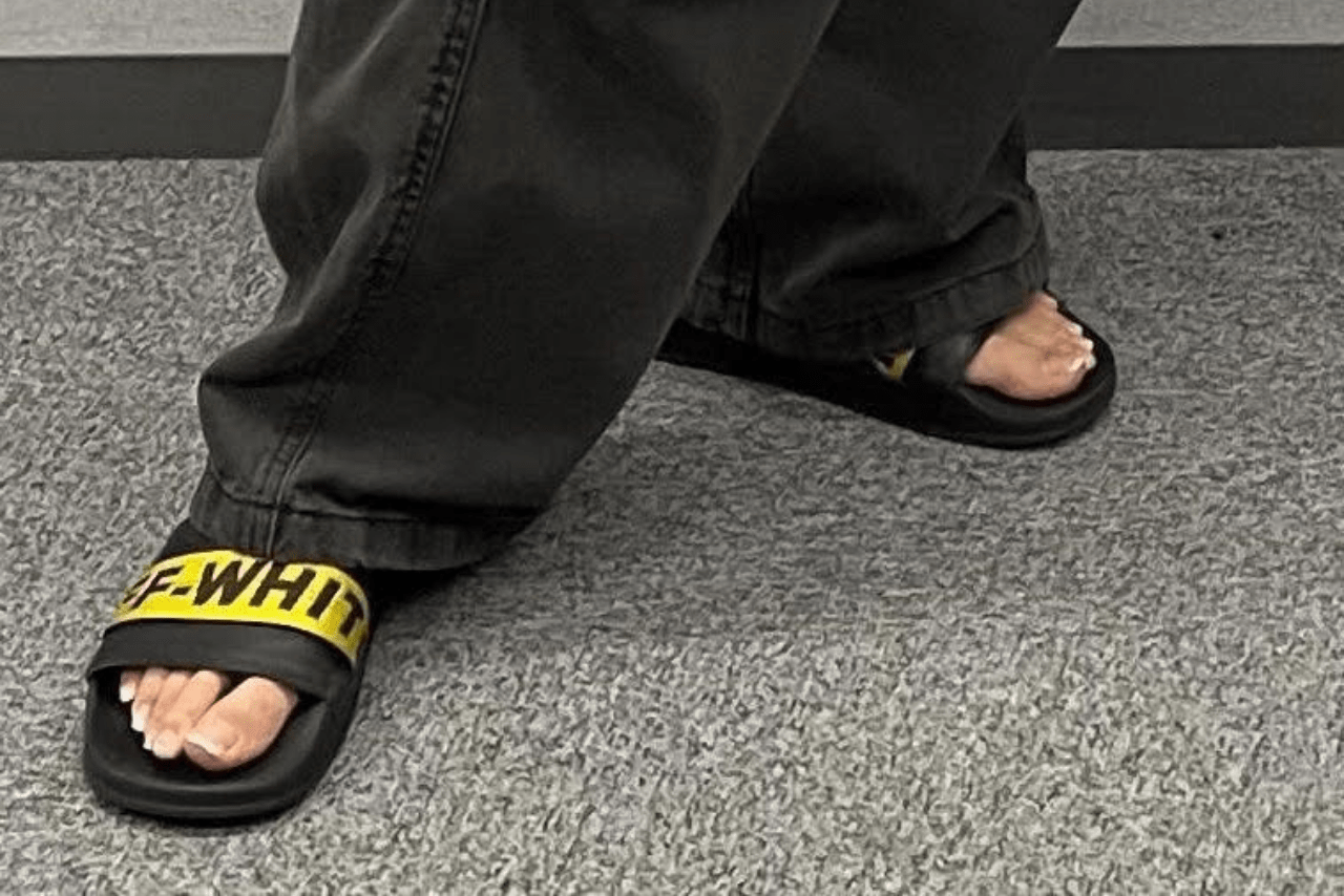 清潔感皆無と言われたサンダルからはみ出る足の指の爪（なにわ男子ファンによるXのツイートより）