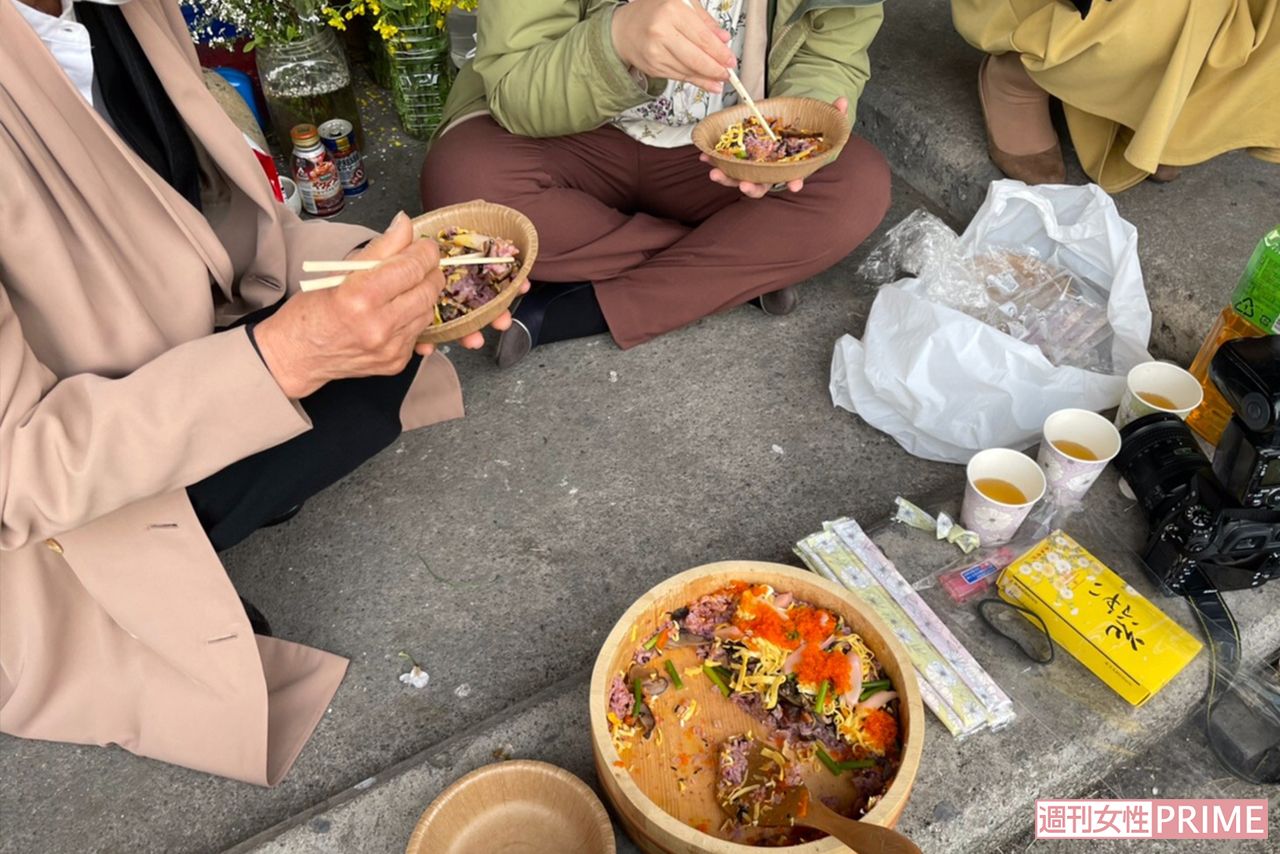 河渡橋西詰の下に置かれた献花台、渡邉さんにちらし寿司をお供えし仲間でいただいた　撮影／小関千恵