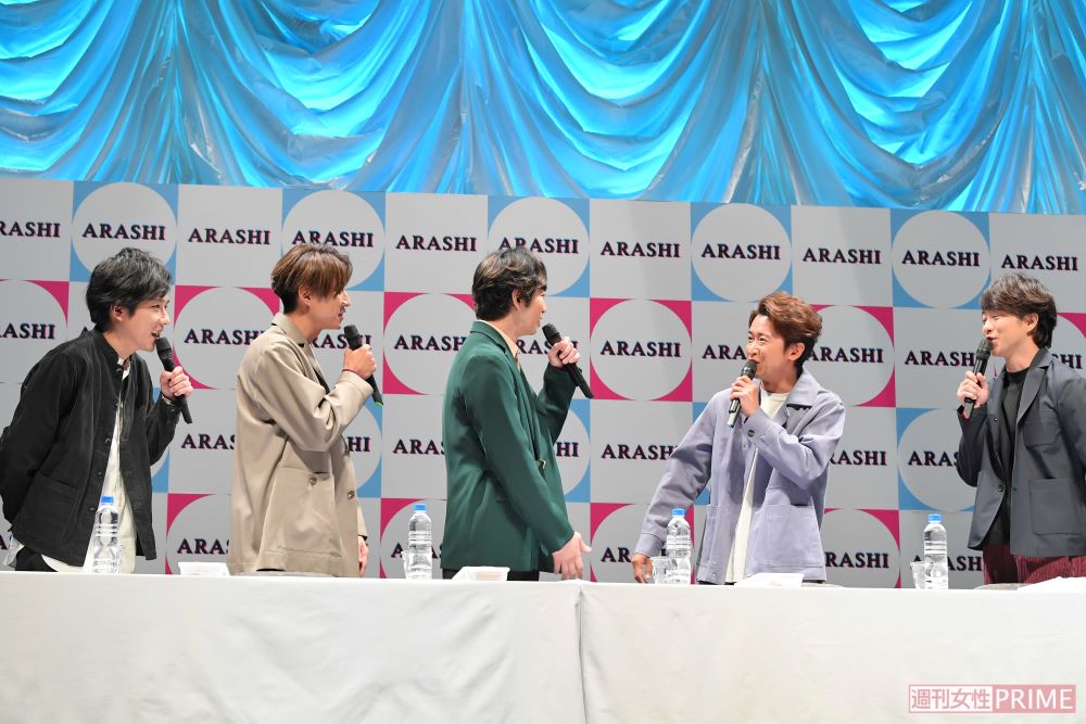 2019年11月3日に行った記者会見で、大野智を中心に会話を楽しむ嵐のメンバーたち