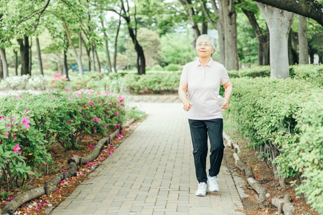 下半身の運動の基本はウォーキング。空腹状態で歩くことで、身体に蓄積された脂肪が効率的に燃焼される