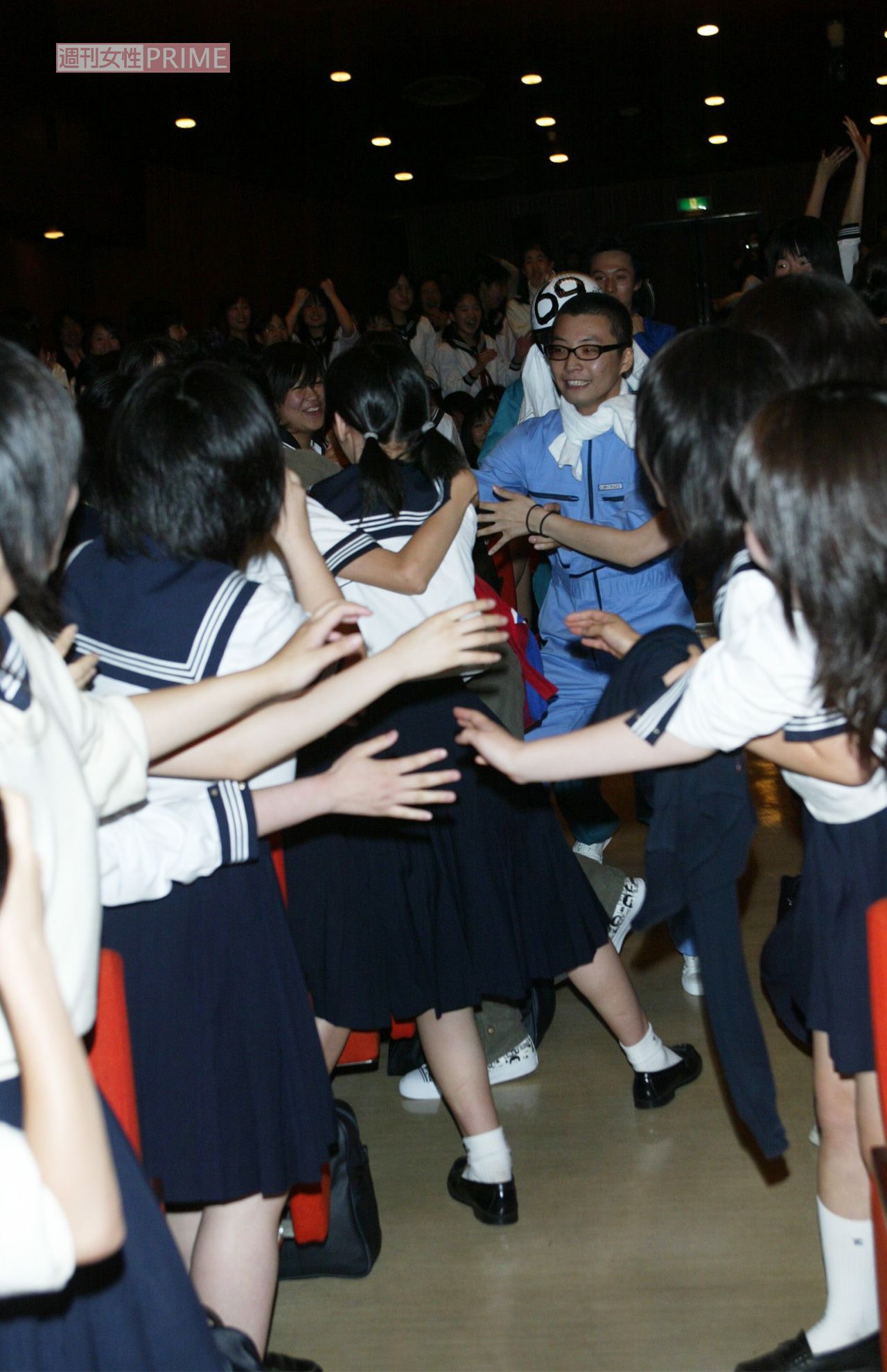 映画『69 sixty nine』舞台挨拶イベントで、女子高生にもみくちゃにされる妻夫木聡をうらやましそうに見る星野源（2004年）