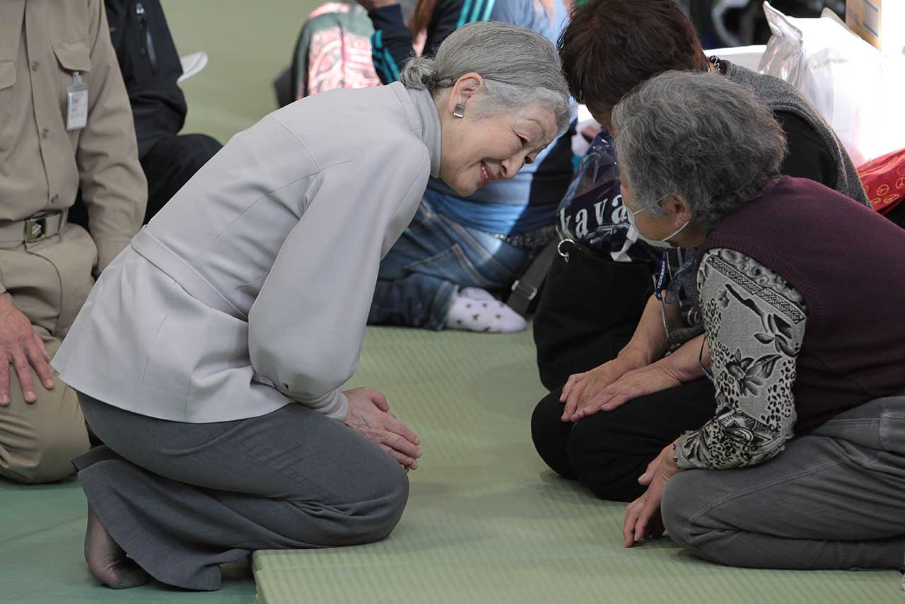 東日本大震災当日から約2か月後、岩手県への日帰りで被災者を見舞われた美智子さま（2011年5月6日）
