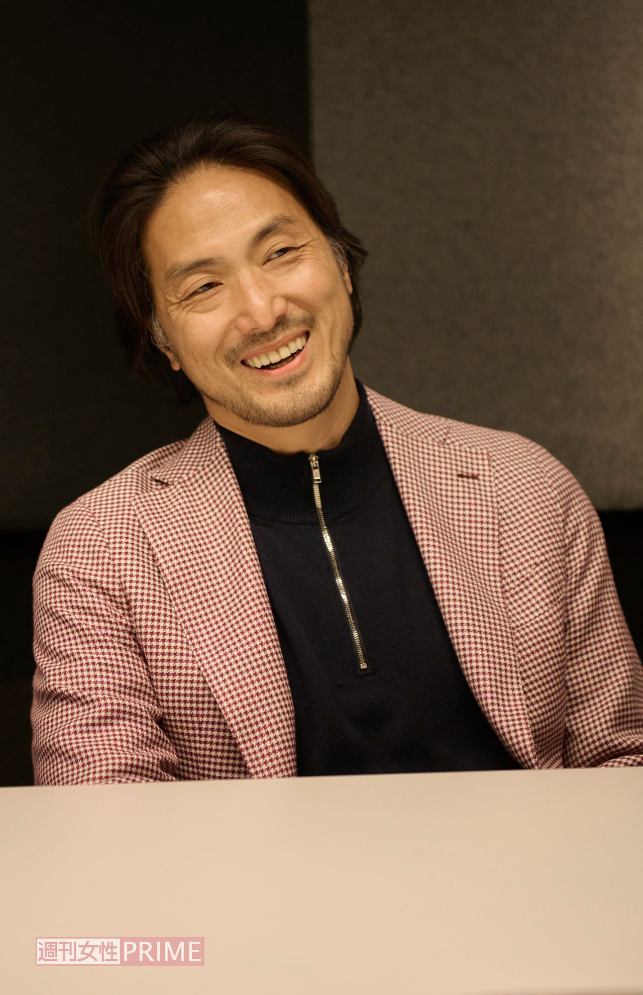 平岳大　撮影／山田智絵　ヘアメイク／石川美幸　スタイリスト／安西こずえ　ニット5万600円（ヘリル／にしのや）　シューズ10万1200円（パラブーツ／パラブーツ青山店）　問い合わせ／にしのや電話：03-6434-0983　パラブーツ青山店　電話：03-5766-6688