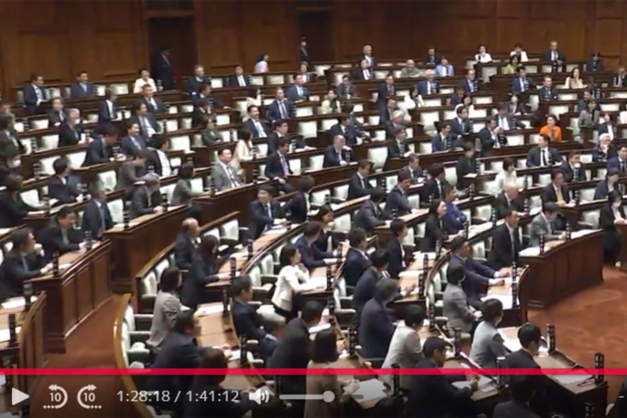 画面中央後方の通路を小走りで閣僚席に戻る片山さつき財務大臣（参議院インターネット審議中継より）