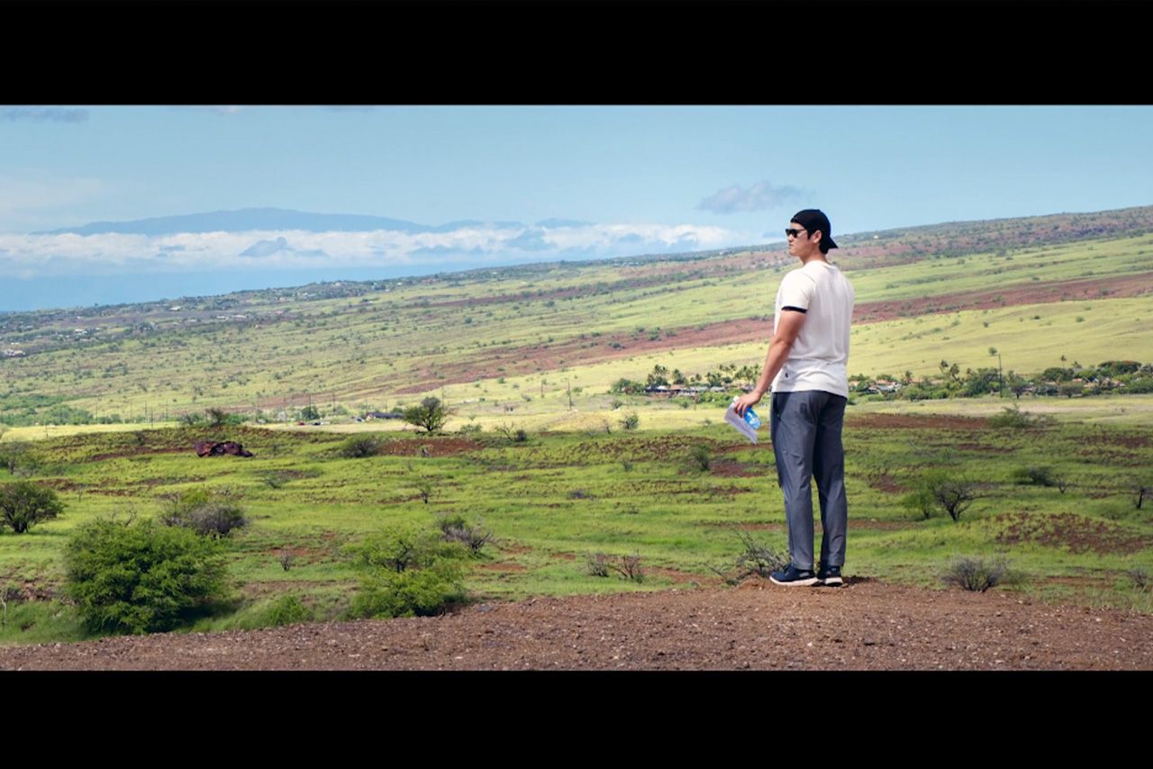 ハワイの別荘建設予定地を確認する大谷翔平（ハプナエステーツ公式HPより）