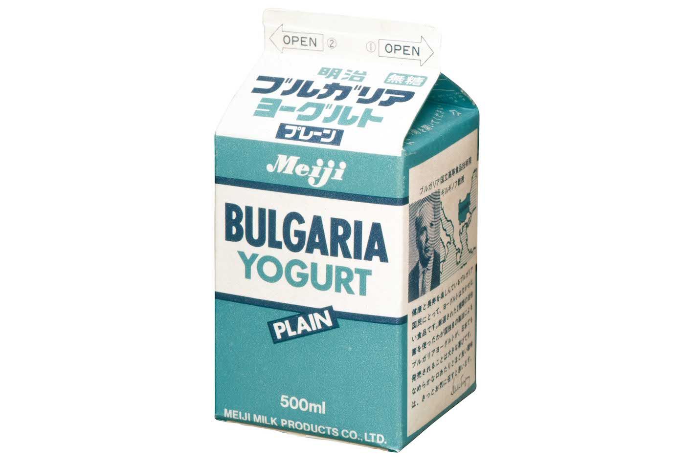 1973年発売の『明治ブルガリアヨーグルト』のパッケージ。当時は牛乳パック容器でフロストシュガーは外付けで添付されていた