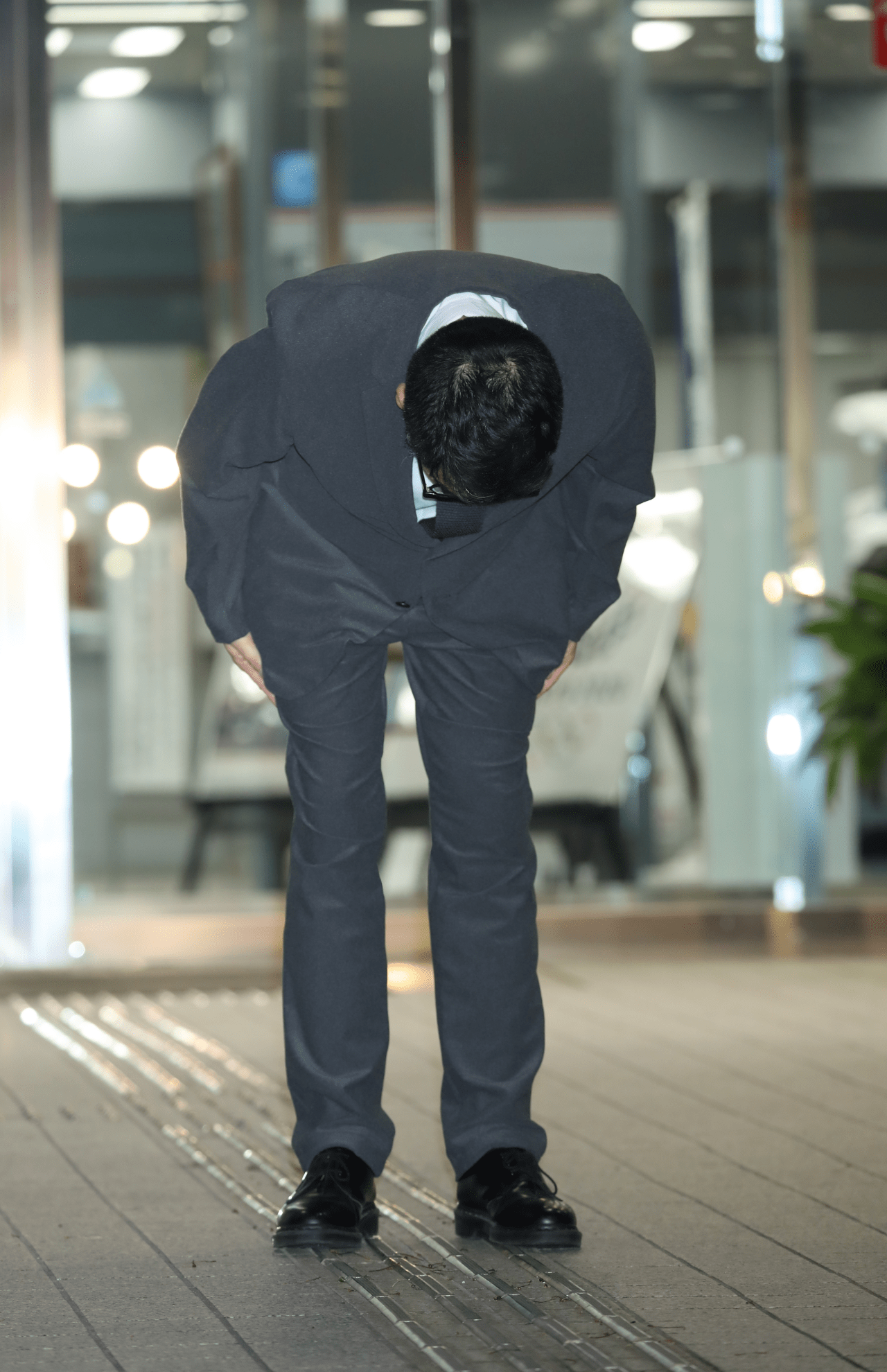 保釈され報道陣に向かって深々とお辞儀をする槇原敬之