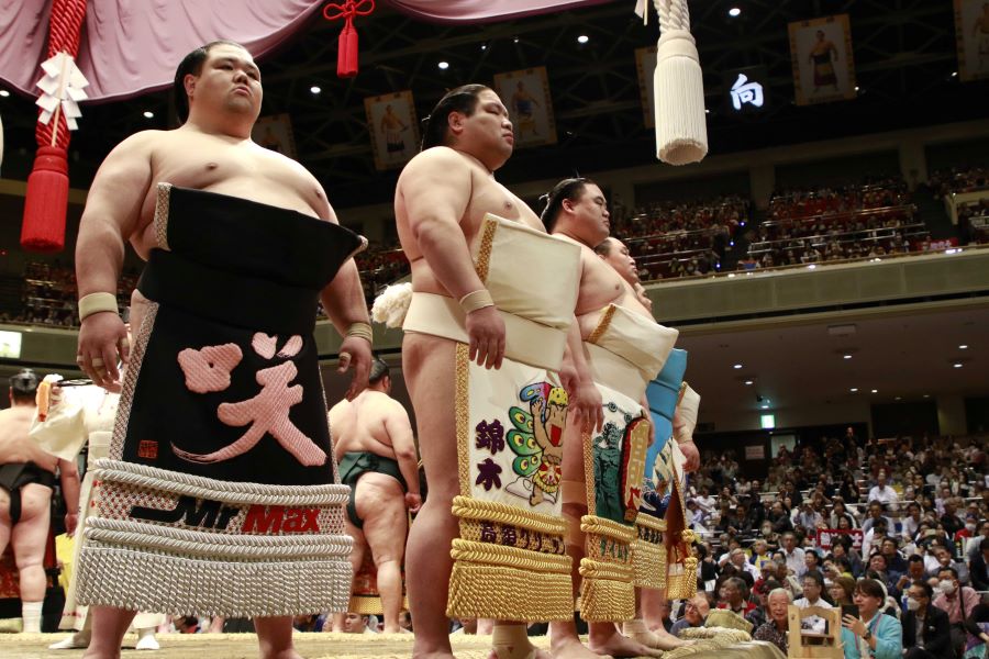 色とりどりの化粧まわしが並ぶ（日本相撲協会公式Xより）