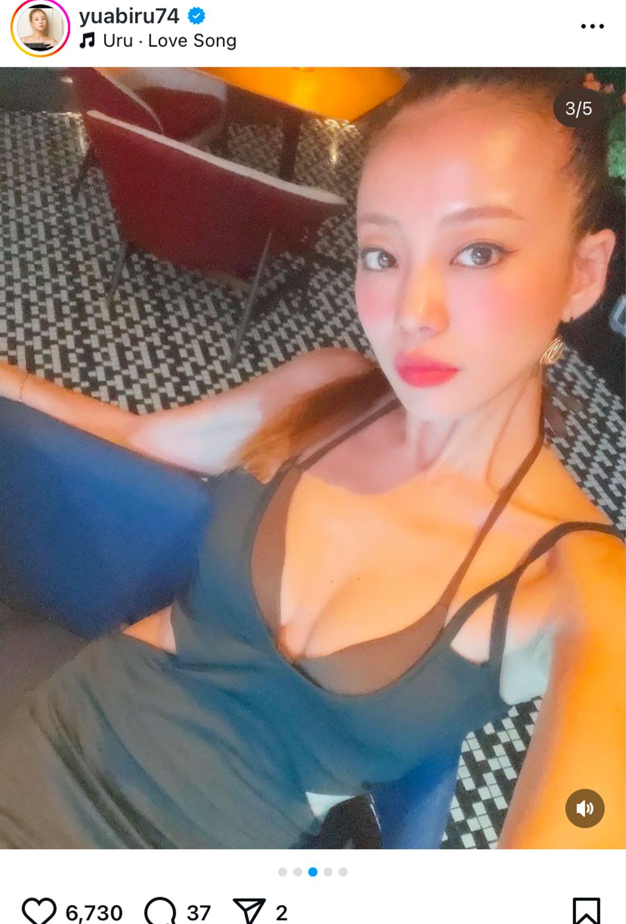 “胸元アピ”が強いあびる優（本人のインスタグラムより）