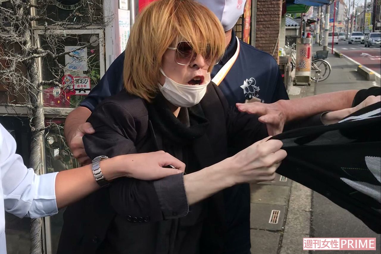 被害男性の胸ぐらをつかんで揺さぶる成島明彦容疑者。周囲の制止もきかず（目撃者提供）