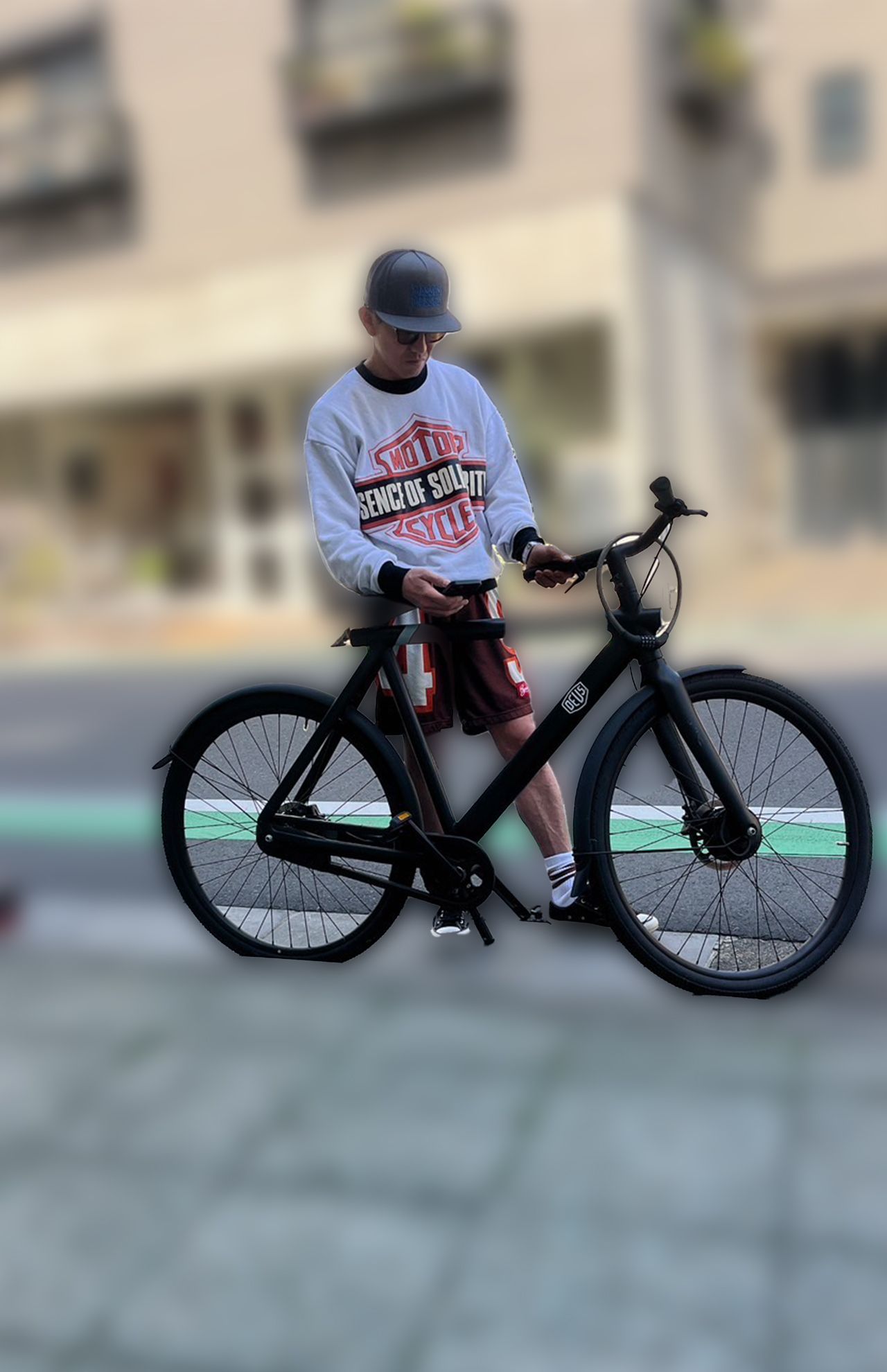 高級電動自転車（上のフレームまでの車高862ミリ）を携える木村