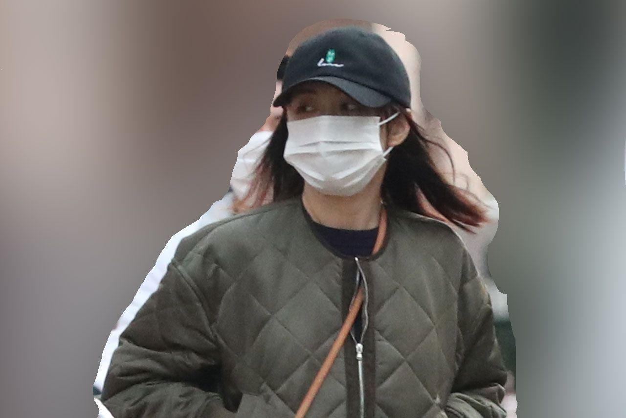 外出する伊藤綾子