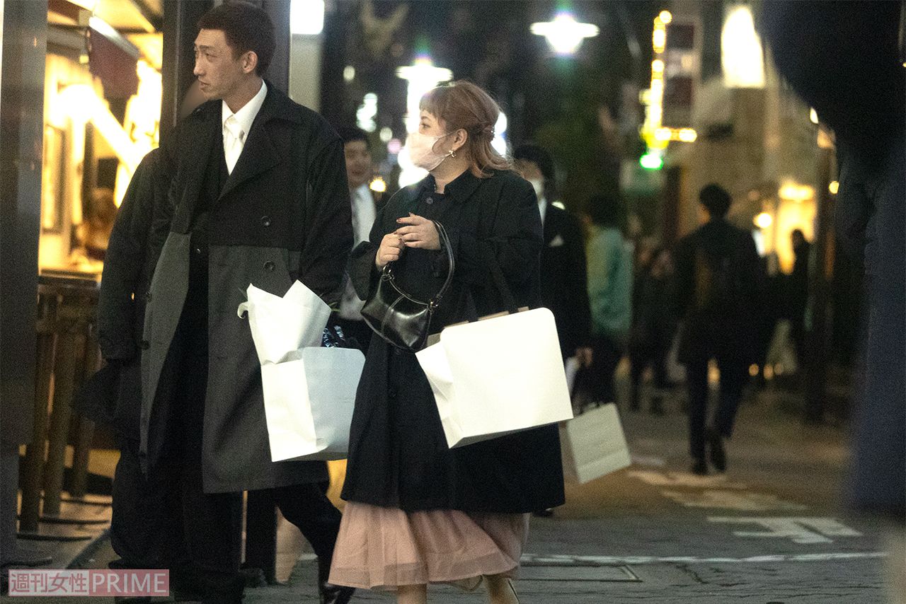 空気階段・水川かたまり結婚式　同じ方向に帰っていったやさしいズタイ(左)と世間知らズ西田(右)