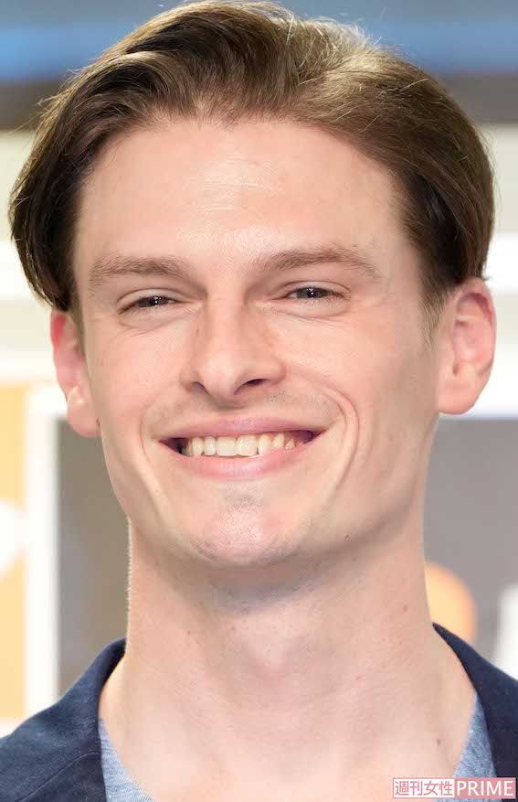 高校卒業後に来日し、語学指導や通訳などを経て庭師に転身した村雨辰剛