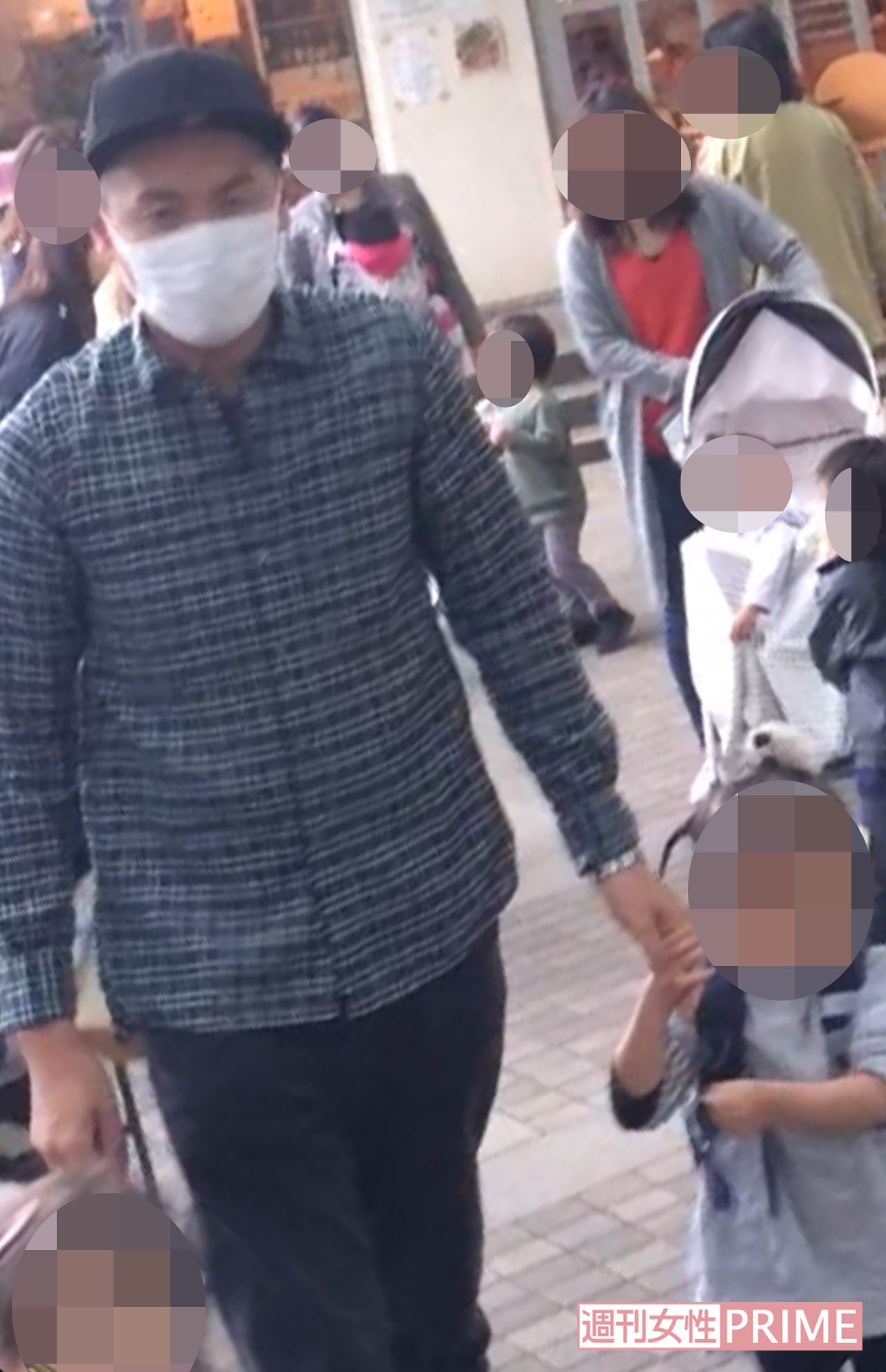 娘と手をつないで、笑顔を浮かべるトシ