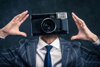 エッチな秘密兵器でスカートの中をパシャリ、小学校校長の愚行にあ然