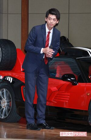 『仮面ライダードライブ』の制作発表での竹内涼真（'14年）