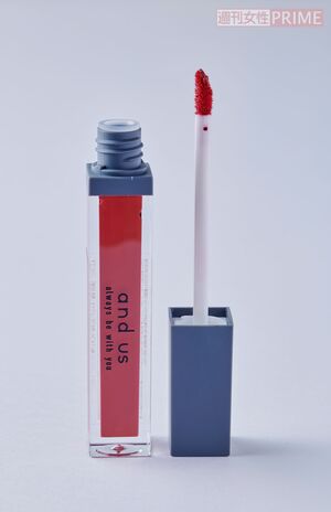 andusリップグロス/スリーコインズ　330円　潤いながら高発色。さまざまなリップとの組み合わせもしやすいグロス。（撮影／山田智絵）