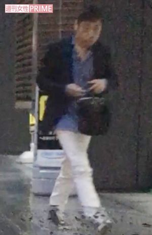 TBS系ドラマ『小さな巨人』の打ち上げ会場前で迷う香川照之（2017年6月）