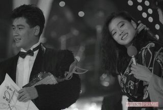 近藤真彦と中森明菜、第13回『日本テレビ音楽祭』でのツーショット。明菜はよくこのセクシーな髪のかきあげ方をしていた