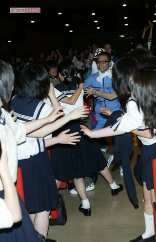 映画『69 sixty nine』舞台挨拶イベントで、女子高生にもみくちゃにされる妻夫木聡をうらやましそうに見る星野源（2004年）