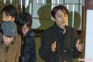 何かを教えているようにも見えるV6・長野博と嵐・二宮和也
