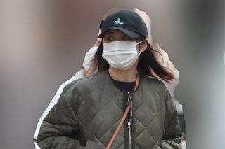 外出する伊藤綾子