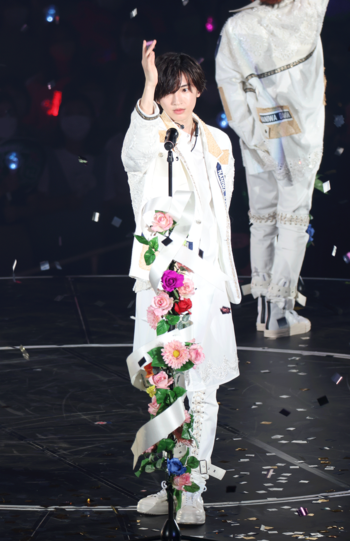 指先から足元までスラリと美しい道枝駿佑（なにわ男子）