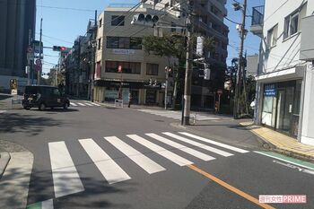 住山容疑者の車に被害者が巻き込まれた交差点の横断歩道。事故直後から血痕はなかったという