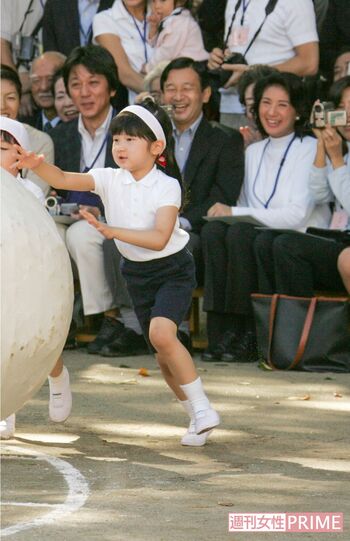 幼稚園の運動会で大玉転がしにご参加した愛子さまとそのご様子をほかの保護者に交じって笑顔で見守られた両陛下
