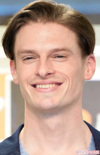 高校卒業後に来日し、語学指導や通訳などを経て庭師に転身した村雨辰剛