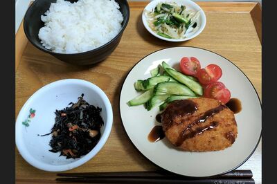 揚げ物に野菜を添えるだけの簡単コロッケランチ