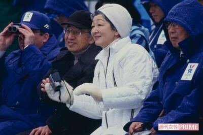 平成10年3月、長野冬季オリンピックで双眼鏡を片手に観戦される上皇ご夫妻。