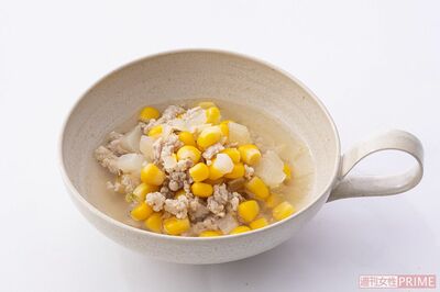 コーンと玉ねぎのシャキッと食感がいい「鶏ひき肉とコーンのスープ」調理／みないきぬこ　スタイリング／中村弘子　撮影／廣瀬靖士