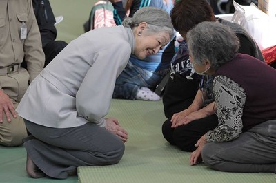 東日本大震災当日から約2か月後、当時の天皇陛下と岩手県への日帰りで被災者を見舞われた美智子さま（2011年5月6日） 