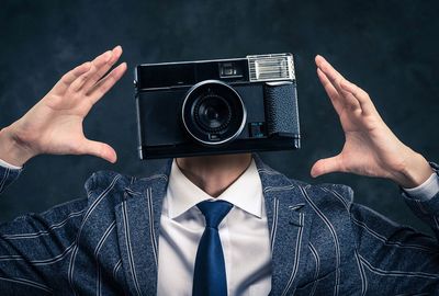 エッチな秘密兵器でスカートの中をパシャリ、小学校校長の愚行にあ然