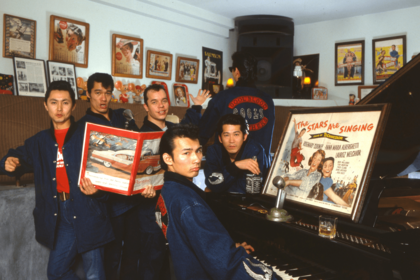 '78年「CHOPPER」の店員となり、クールスR.C.のローディーに。そして'81年にボーカルに抜擢され脚光を浴びる。その栄光も長くは続かなかった