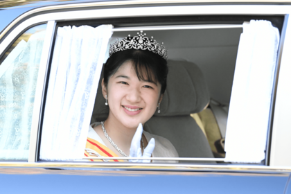 インフルエンザが完治し、元気なお姿を見せられた愛子さま（'25年1月1日）