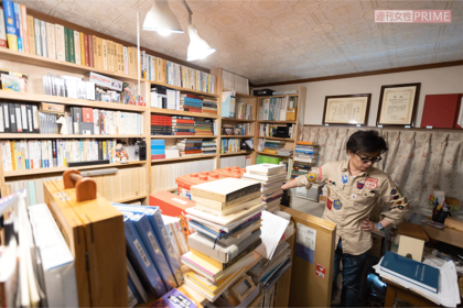 敷地内にある奥田さんの自宅の研究室。本や資料が壁一面にずらりと並ぶ。見た目と違って「古い習慣で、なるべく図書館で借りたくない」