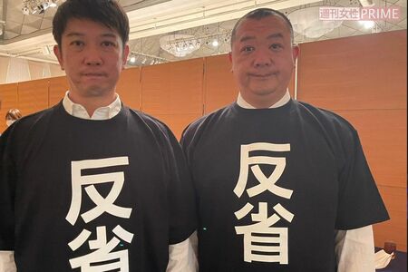 徹さんのお別れの会で用意されていた“反省”Tシャツを着るTKO