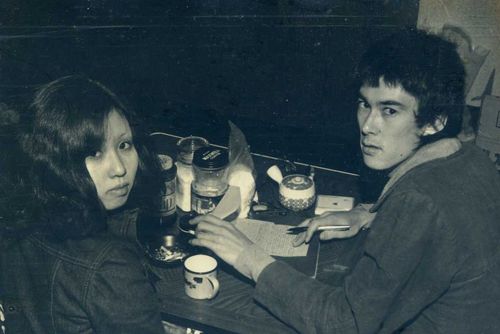 出会った当初、曲を作る鮎川さんの横で悦子さんもよく歌っていた