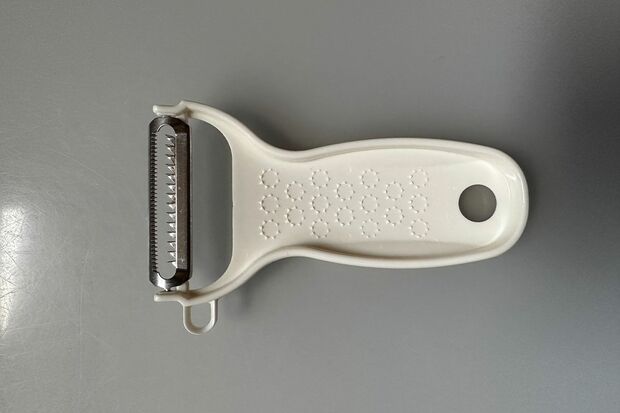 100均の「多機能ピーラー」