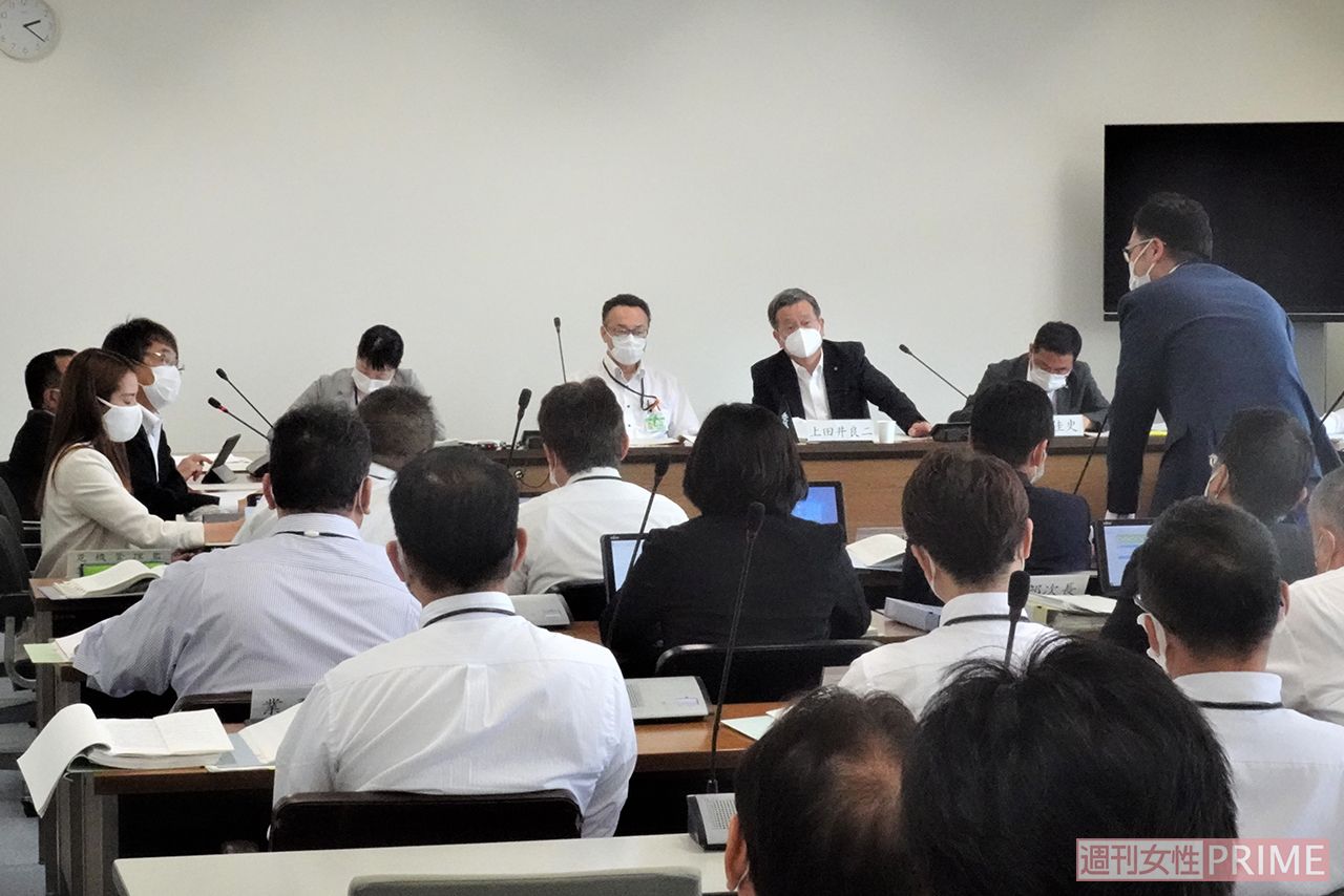 6月10日、議会でビラについて問い詰められる市長