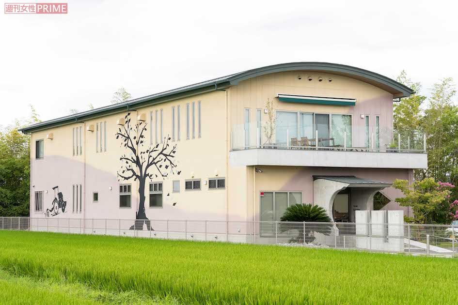 田んぼに囲まれた奈良県三宅町の社屋。直営店の奥に社員が働くスペースを設けている　撮影／伊藤和幸